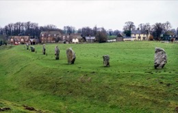 Avebury,-stone-circle,-henge,-megalith,-Neolithic,-UNESCO-World-Heritage-Site,-Wiltshire,-England,-prehistoric-monument,-sarsen-stone,-archaeology,-Stonehenge,-Early-Bronze-Age,-ceremonial-site,-ritual-landscape,-Alexander-Keiller,-National-Trust,-ancient-monument,-archaeological-site,-Neolithic-Britain,-sacred-landscape,-prehistoric-astronomy,-ancient-Britain,-heritage-site,-Kaleidos,-Kaleidos-images,-La-parole-à-limage,-Tarek-Charara